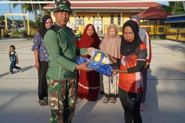Satgas TMMD Serahkan Bantuan Sarana Olahraga kepada Ibu-Ibu PKK Desa Pulau Dua