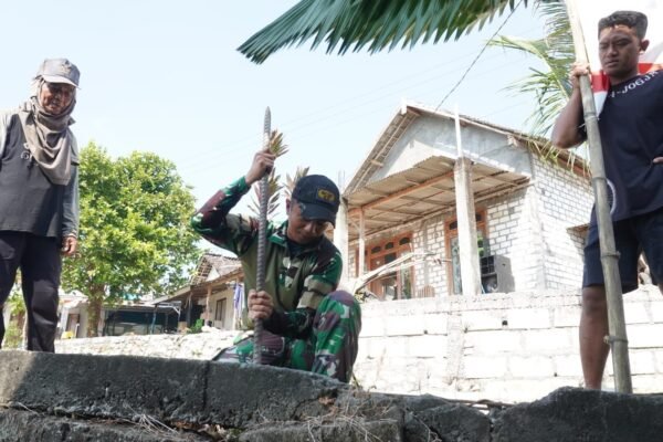 Sambut Gelora Kemerdekaan, Serka Bayu Bersama Warga Tlemang Bahu-Membahu Gali Lubang Pasang Umbul-Umbul Jelang HUT RI