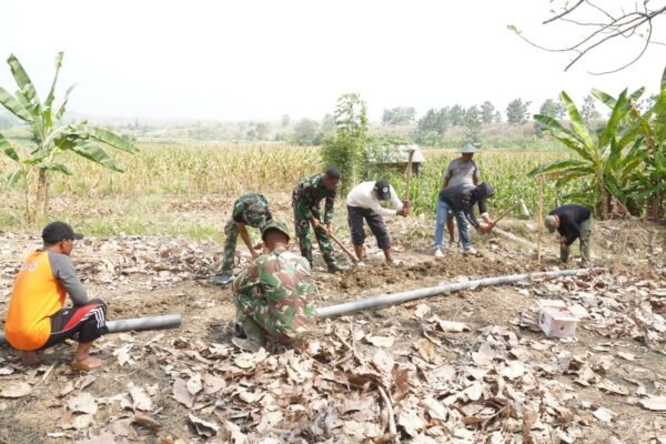 Ayunan Cangkul Kemanunggalan: Satgas TMMD ke-129 Kodim 0812/Lamongan dan Warga Tlemang Bahu-Membahu Gali Jalur Pipanisasi Air