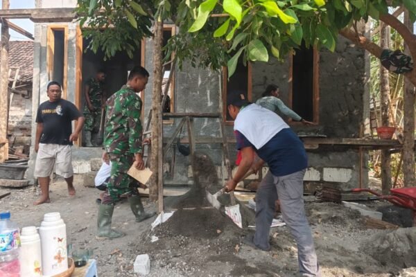 Dari Adukan Pasir dan Semen, Satgas TMMD 129 Bersama Warga Wujudkan Dinding Kokoh Program RTLH Desa Tlemang