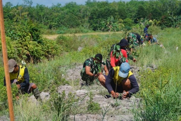 Hijaukan Desa Bandar Raya, Satgas TMMD dan Warga Gelar Aksi Tanam Pohon Bersama