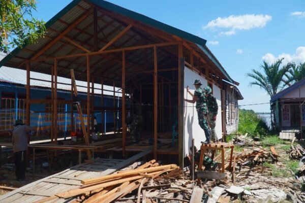 Gotong Royong Jadi Kunci Pemasangan Kalsibut RTLH TMMD ke-129 di Desa Bandar Raya