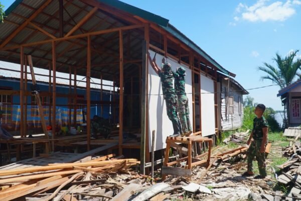 Pemasangan Kalsibut Percepat Penyelesaian RTLH Sasaran 5 TMMD Kodim 1011/Kuala Kapuas
