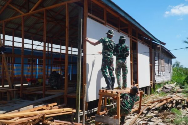 Satgas TMMD dan Warga Wujudkan Rumah Layak Huni Lewat Pemasangan Kalsibut