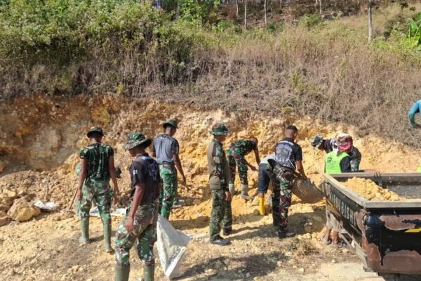 Wujudkan Akses Pertanian Yang Safe dan Kokoh, Kemanunggalan Satgas TMMD 129 dan Warga Tlemang Bahu-Membahu Gali Tanah Urug Jalan Usaha Tani