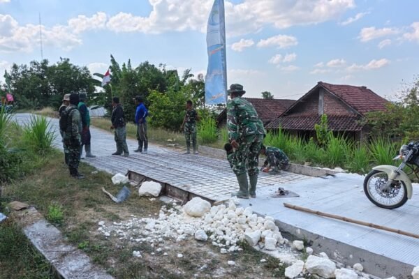 Persiapkan Pengecoran Skala Besar, Satgas TMMD 129 dan Warga Tlemang Matangkan Pembesian dan Bekisting Sambil Menunggu Mobil Molen