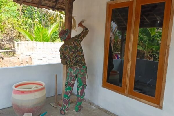 Sentuhan Seni di Lokasi TMMD, Tangan Terampil Serda Mar Nandar Sulap Dinding RTLH Dusun Bakon Jadi Lebih Indah