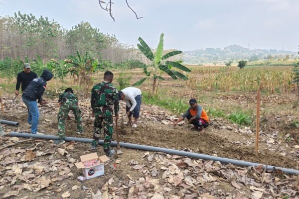 Perkuat Jaringan Irigasi Desa, Satgas TMMD 129 dan Warga Tlemang Mulai Gali Tanah untuk Penanaman Pipa Tandon