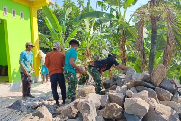 Bahu-Membahu Perkuat Fondasi Desa, Satgas TMMD 129 dan Warga Tlemang Lanjutkan Pembangunan TPT