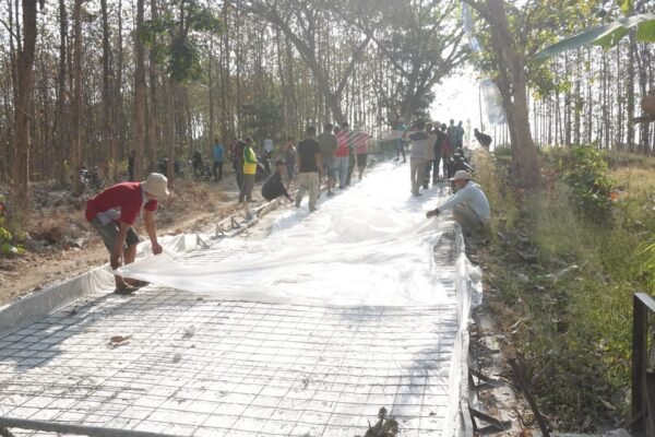 Wujud Kemanunggalan: Satgas TMMD ke-129 Kodim 0812/Lamongan Berjibaku Bersama Warga Gelar Plastik dan Wiremesh Demi Jalan Berkualitas di Desa Tlemang