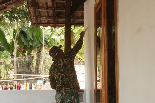 Sentuhan Piawai Prajurit Kodim 0812/Lamongan: Sulap Dinding Kusam Rumah Ibu Nurhayati Jadi Warna Harapan Baru