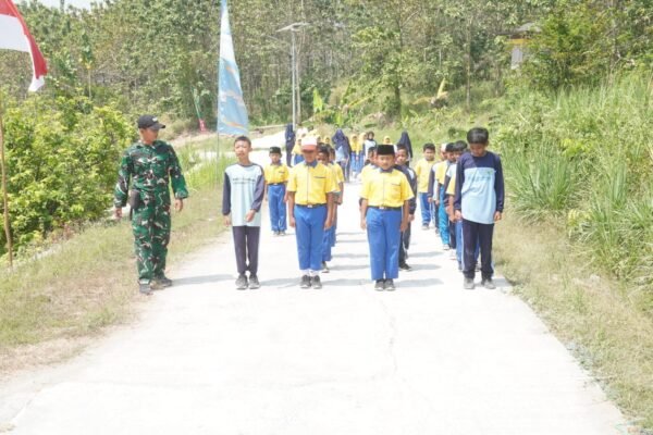 Kobarkan Semangat Kemerdekaan, Satgas TMMD 129 Kodim 0812/Lamongan Gembleng Kedisiplinan Siswa SDN 1 Tlemang Melalui Latihan Baris-Berbaris