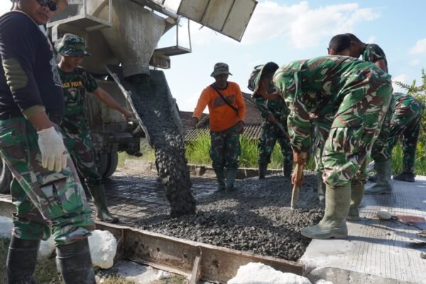 Bahu-Membahu Sambung Akses jalan Desa, Satgas TMMD 129 Kodim Lamongan dan Warga Tlemang Ubah Jalan Lumpur Jadi Beton Harapan