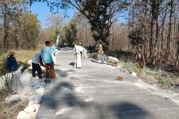 Diawali Pagi Nan Indah, Sinergi Satgas TMMD 129 dan Warga Tlemang Kompak Rapikan Peralatan Kerja di Lokasi Rabat Beton