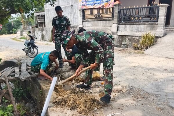 Demi Pasokan Air Bersih, Satgas TMMD 129 dan Warga Tlemang Bahu-Membahu Lanjutkan Penggalian Pipa Menuju Tandon Dusun Bakon