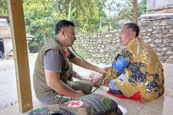 ​Menjangkau hingga Pelosok, Serma Amalun “Gerilya” Door-to-Door Obati Warga Sakit dalam Satgas TMMD ke-129 Kodim 0812/Lamongan