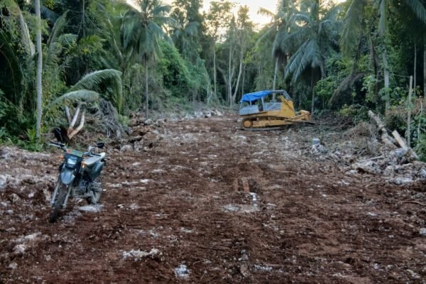 Satgas TMMD Ke-129 Terus Laksanakan Pembenahan Badan Jalan Demi Hasil yang Maksimal