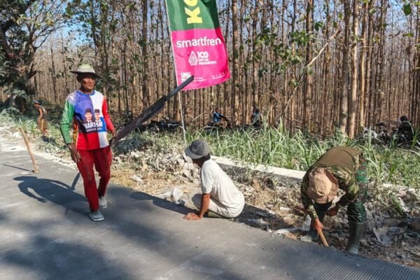Tak Kenal Lelah dan Usia, Mbah Samino Bersama Satgas TMMD 129 Semangat Awali Pagi Lewat Kerja Bakti Di Jalan Rabat Beton