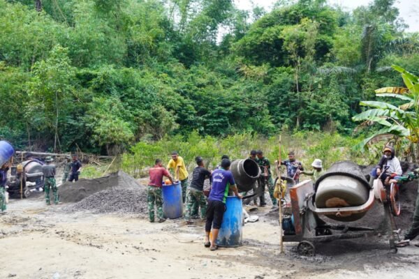 Tiga Mesin Molen Beroperasi, Pengerjaan Rabat Beton TMMD Ke-129 Bangli Semakin Optimal