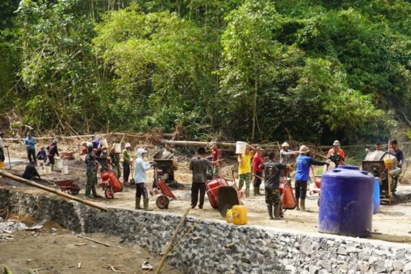 Kekompakan Satgas TMMD dan Warga Jadi Kunci Percepatan Rabat Beton di Desa Sekardadi