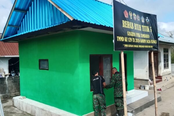 Gotong Royong Warnai Pemasangan Jendela RTLH TMMD di Desa Sekardadi