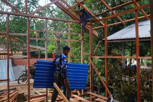 Pemasangan Atap RTLH Sasaran 4 Masuki Tahap Penting dalam TMMD Ke-129