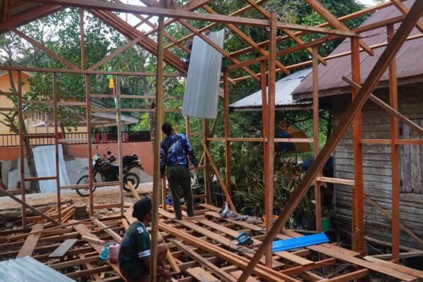 Pemasangan Atap Jadi Penanda RTLH Sasaran 4 Kian Mendekati Rampung
