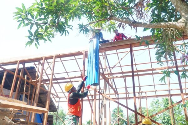 Sinergi TNI dan Warga Dalam Penyelesaian Atap RTLH di Desa Bandar Raya