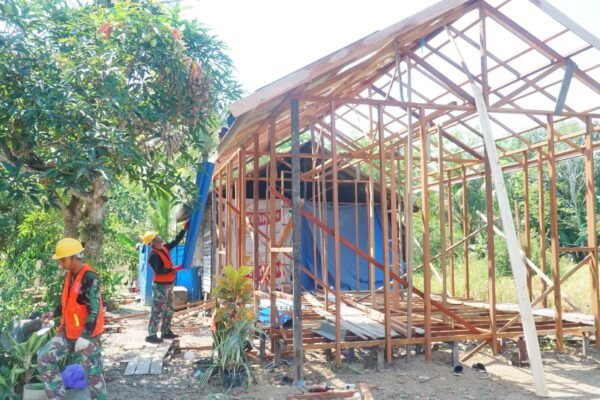 Tahap Pemasangan Atap Tandai Kemajuan RTLH Sasaran 3 TMMD Ke-129