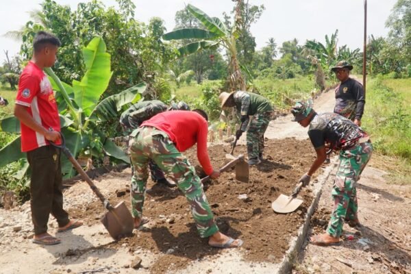 Gotong Royong Satgas TMMD dan Warga Warnai Penimbunan Badan Jalan Desa Bandar Raya