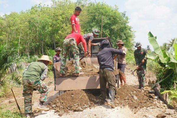 Semangat Kemanunggalan TNI-Rakyat Menguat Lewat Pengerjaan Jalan TMMD
