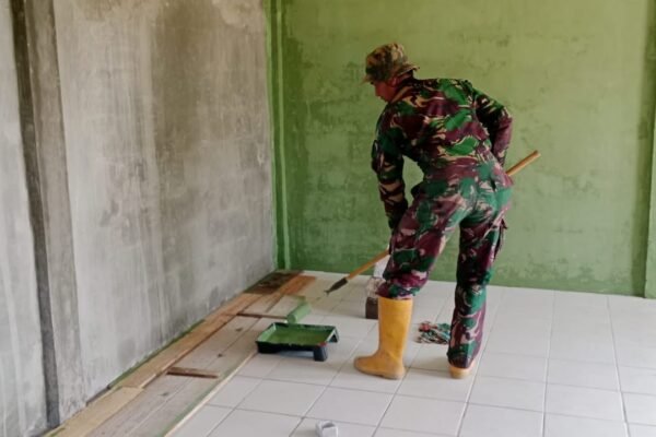 Sentuhan Akhir Rutilahu TMMD Ke-129, Tim Marinir Percantik Hunian Bapak Burhanudin dengan Pengacian dan Pengecatan