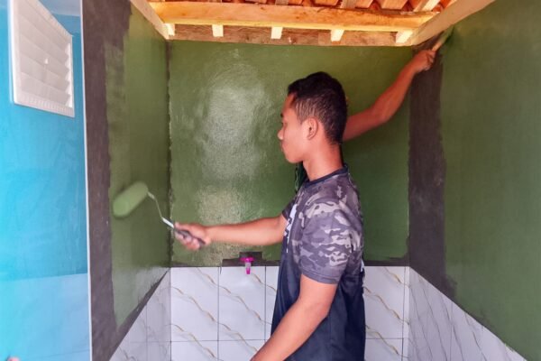 Pengecatan MCK 03 TMMD Ke-129 Hadirkan Fasilitas Sanitasi yang Lebih Menarik dan Higienis