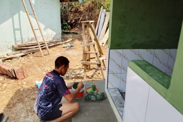 TMMD Ke-129 Kodim 0608/Cianjur Kebut Penyelesaian MCK 03, Tahap Pengecatan Jadi Penanda Proyek Hampir Rampung