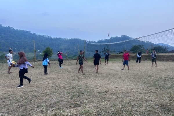 Kebersamaan Satgas TMMD dan Warga Terjalin Lewat Voli, Perkuat Semangat Gotong Royong di Desa Mekarmukti