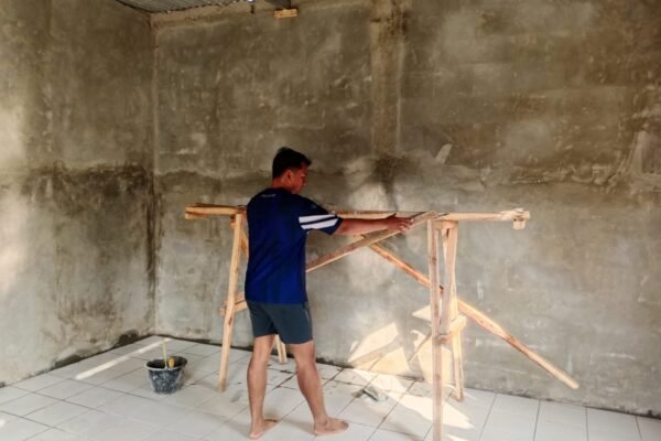 TMMD Ke-129 Kodim 0608/Cianjur Fokus Tingkatkan Kenyamanan Hunian, Pemasangan Keramik dan Plafon Terus Dikebut