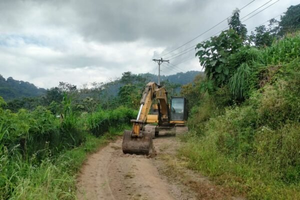 Excavator Satgas TMMD ke-129 Kodim 1407/Bone Percepat Pembentukan Badan Jalan di Desa Pattuku