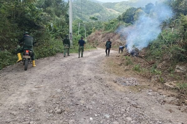 Satgas TMMD ke-129 Kodim 1407/Bone Bersihkan Badan Jalan Demi Maksimalkan Kualitas Peningkatan Infrastruktur