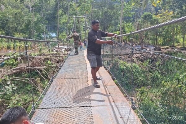 Pemasangan Jaring Pengaman Jembatan Gantung TMMD ke-129 Masuki Tahap Penyempurnaan