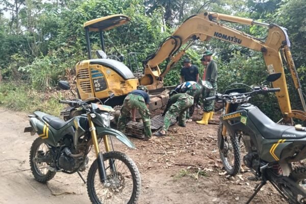 Perawatan Excavator Jadi Kunci Kelancaran Pekerjaan Jalan TMMD ke-129 Kodim 1407/Bone