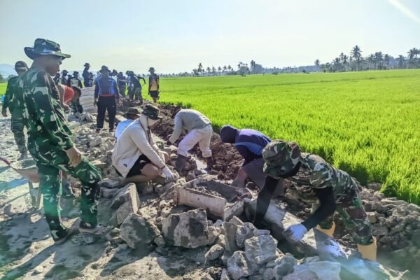 Dedikasi Tanpa Henti, Satgas TMMD Ke-129 Berjuang di Tengah Terik