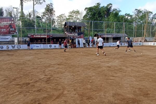 Laga Futsal Persahabatan Bangun Kekompakan Satgas TMMD dan Pemuda Desa Sekardadi