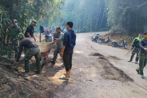 Gotong Royong Satgas TMMD dan Warga Ciptakan Lingkungan Jalan yang Bersih dan Nyaman