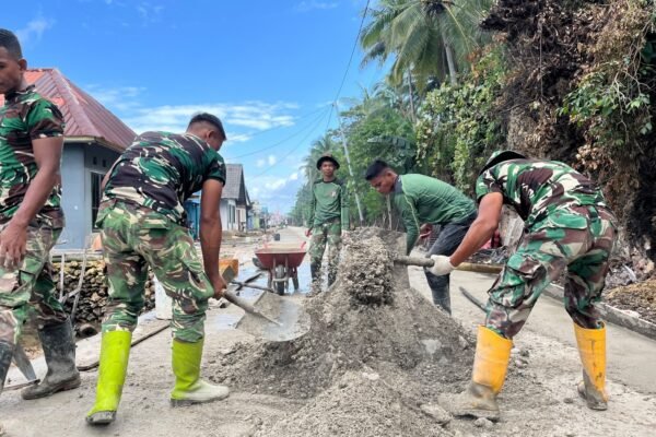 Satgas TMMD Bersama Masyarakat Kembali Lanjutkan Pekerjaan Rabat Jalan