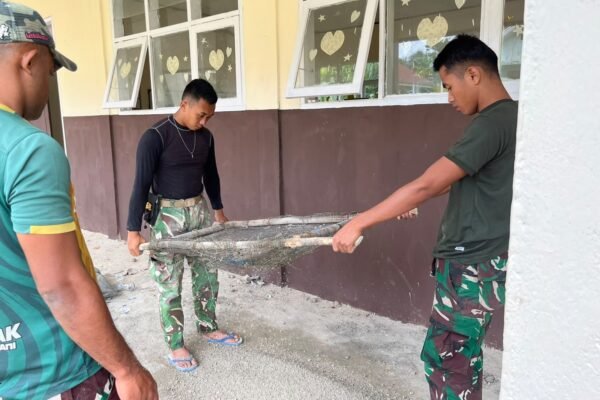 Satgas TMMD Kembali Lanjutkan Pengecoran Lantai SD Negeri Polewali