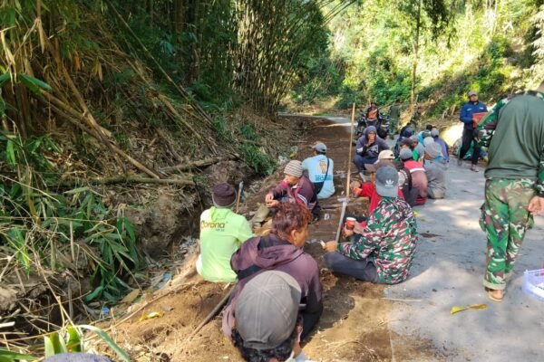 Ngopi Bersama Satgas TMMD Perkuat Komunikasi dan Kedekatan dengan Warga Desa Sekardadi