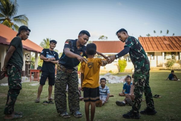 Di Sela Pekerjaan TMMD, Satgas Latih PBB Siswa Hadapi Lomba Gerak Jalan