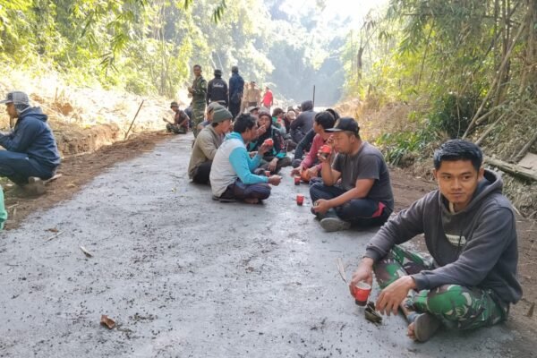 Momen Istirahat Satgas TMMD Jadi Ruang Berbagi Cerita dan Aspirasi Masyarakat