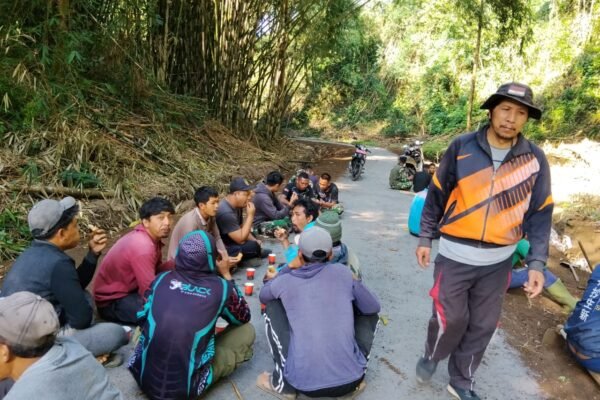 Obrolan Santai Satgas TMMD dan Warga Bangun Kedekatan Tanpa Sekat