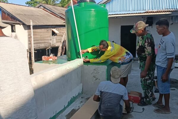 Satgas TMMD Pasang Tandon Air Program Manunggal Air di Desa Umbele